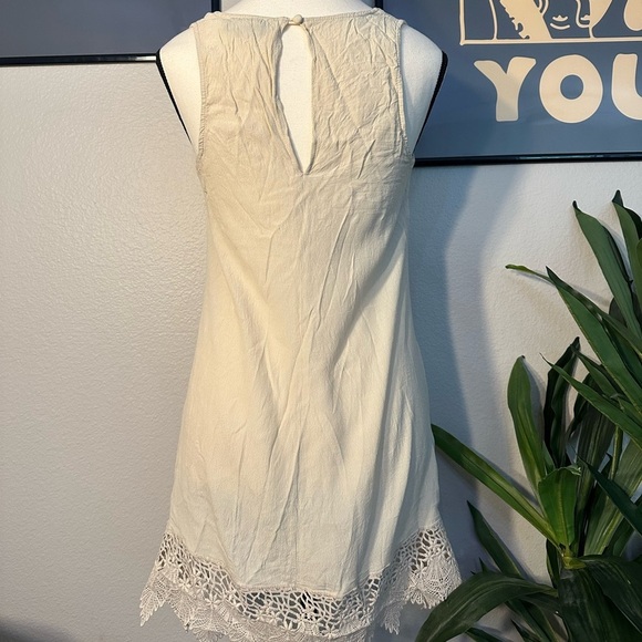 Astr Cream Sleeveless Linen Dress - Picture 2 of 8